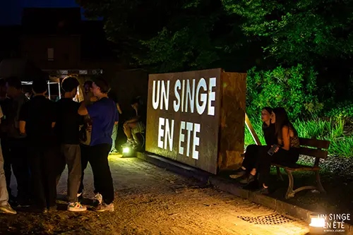enseigne Un singe en été