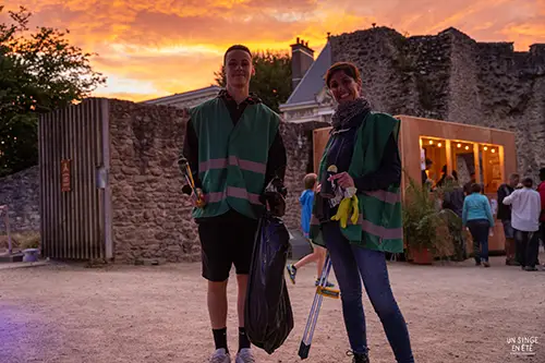 bénévoles Un singe en été rammasant les déchets